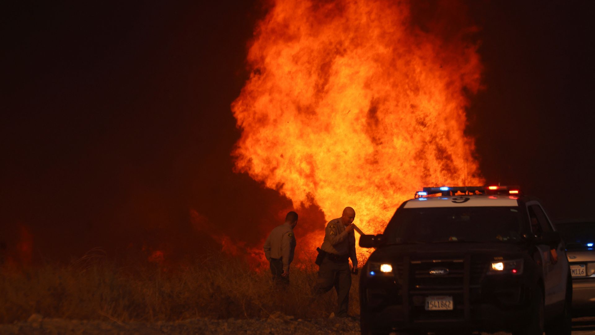 Thousands flee as new wildfire burns in southern California