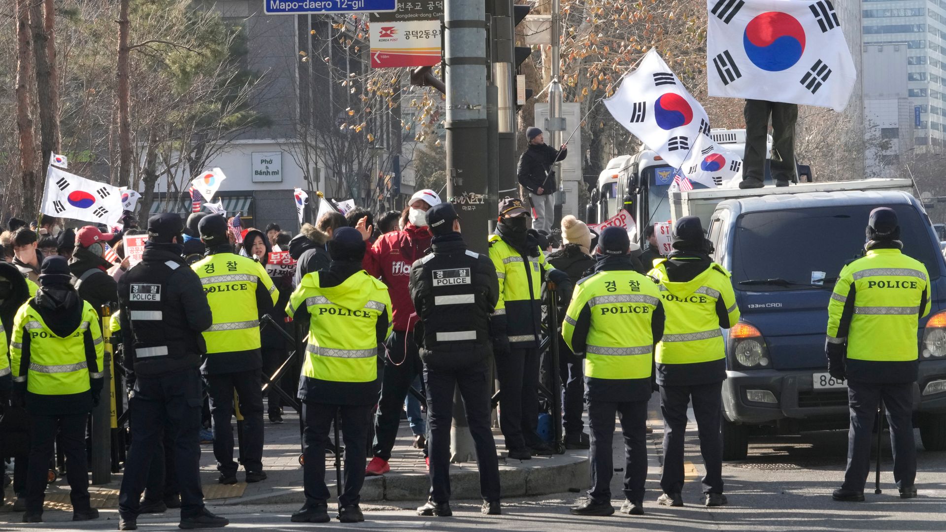 South Korea president to appear at hearing as thousands of supporters gather near court thumbnail