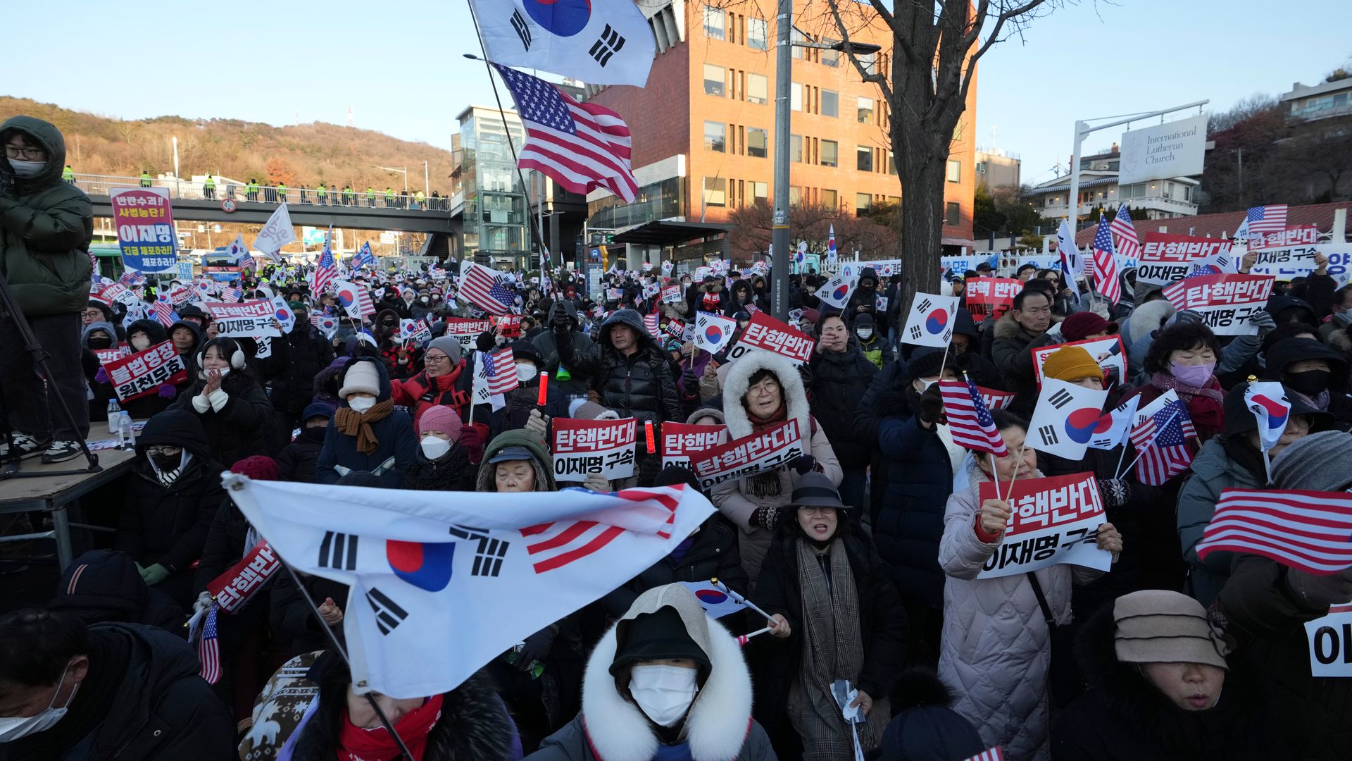 Investigators attempt to detain impeached South Korean president