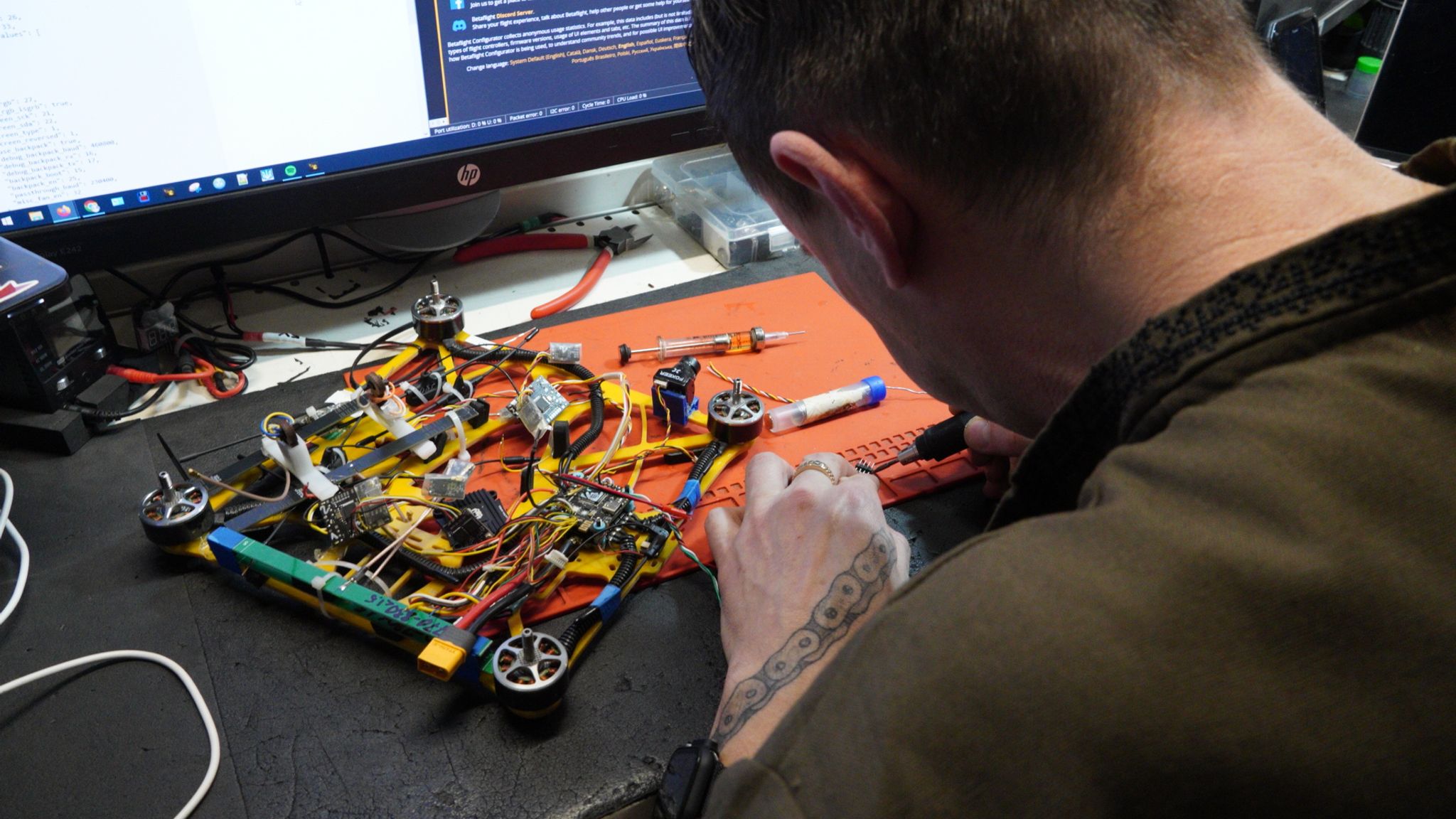 Robots de combate Sumo RC en arena circular de competencia