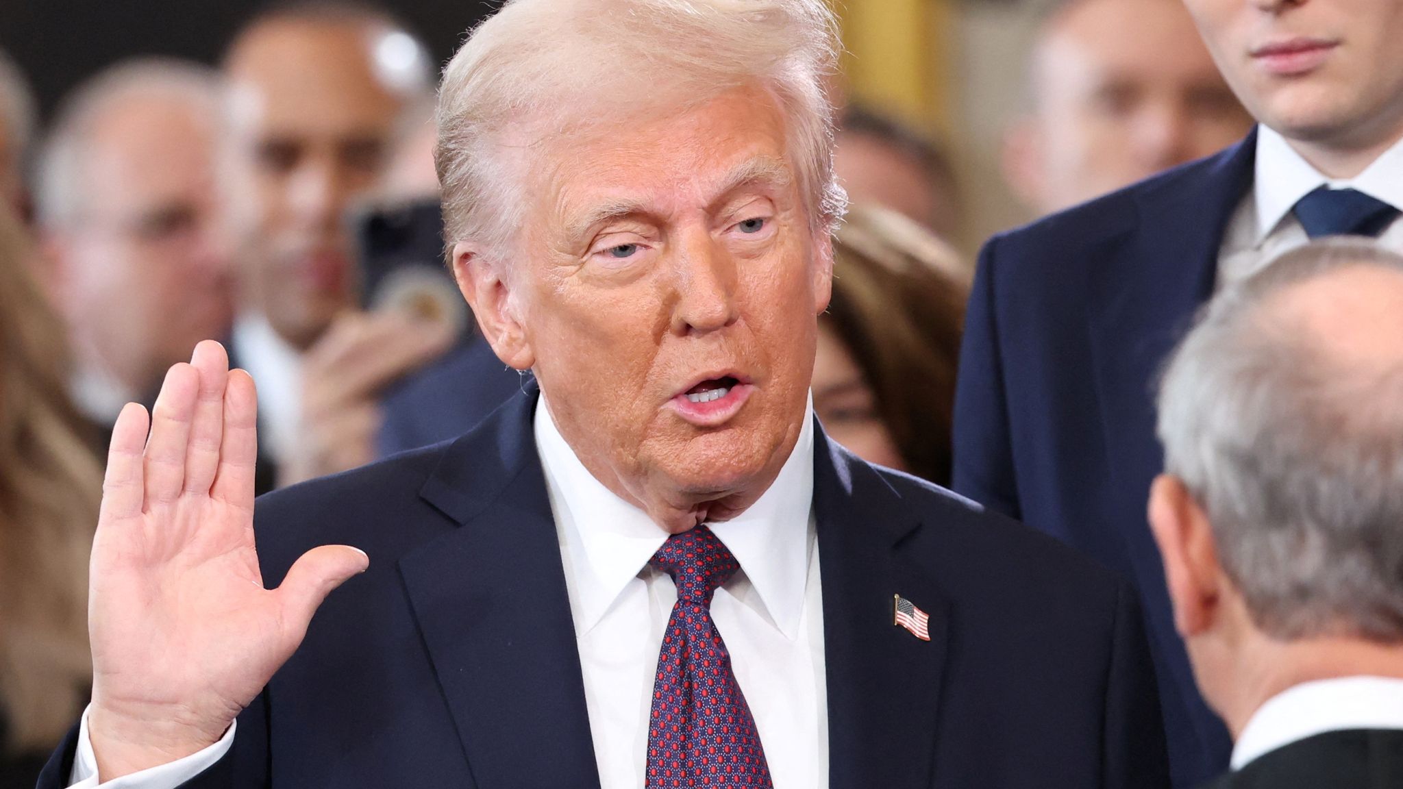 Awkward moment as Donald Trump fails to kiss Melania moments before Awkward moment as Donald Trump fails to kiss Melania moments before