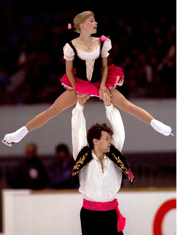 FILE PHOTO: Russia's Vadim Naumov lifts up his partner Evgenia Shishkova during the free skating to win the pairs event of the NHK Trophy figure skating grand prix in Nagoya, central Japan December 9, 1995.  REUTERS/Kimimasa Mayama/File Photo