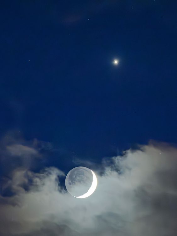 03 January 2025, Brandenburg, Sieversdorf: The 16 percent visible crescent moon can be seen together with Venus (at the top of the image) in the early evening sky. After the sun and the moon, the planet Venus is the brightest astronomical object in the night sky. Photo by: Patrick Pleul/picture-alliance/dpa/AP Images