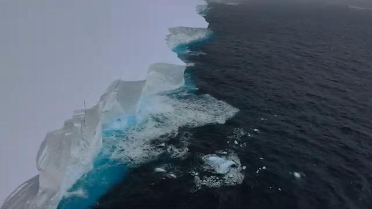 Le plus grand iceberg au monde sur le parcours de collision avec l'île britannique