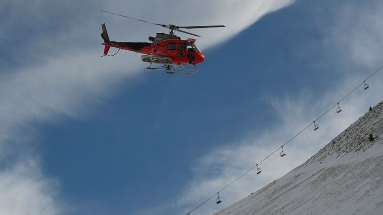 土曜日、緊急ヘリコプターがアストゥムスキー場のスキーリフト上空を飛行した。写真:AP通信