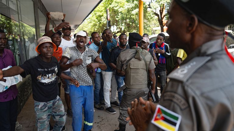 Supporters of opposition member Venancio Mondlane protest during the inauguration of the ruling Frelimo party's leader Daniel Chapo as Mozambique's newly elected President in Maputo, Mozambique January 15, 2025. REUTERS/Stringer