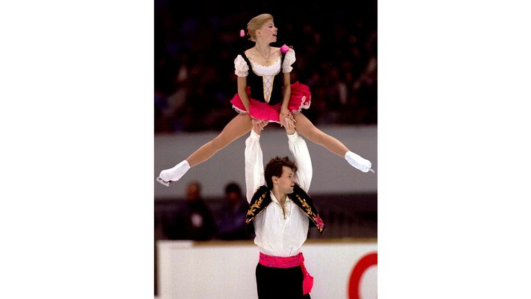 Foto de arquivo: Vadim Naumov da Rússia, Nagoya da NHK Trophy Fight Patch, Central Japão, a Copa da NHK Patching Activity Patching do Grand Prix para conquistar a atividade de patching Evgenia Shishkova'yı 9 de dezembro de 1995. Reuters/Kimima Mayama/FOTO FOTO FOTO