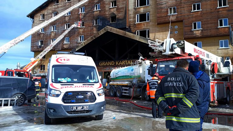 Firefighters work to extinguish a fire at a hotel in the ski resort of Kartalkaya in Bolu province, Turkey, January 21, 2025. REUTERS/Mert Ozkan

