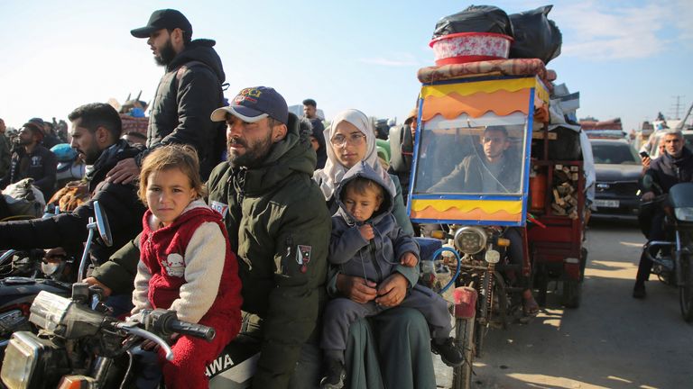 Palestinians gather as they wait to be allowed to return to their homes in northern Gaza by vehicle through Salahudeen road after they were displaced to the south at Israel's order during the war, amid a ceasefire between Israel and Hamas, in the central Gaza Strip, January 27, 2025. REUTERS/Hatem Khale