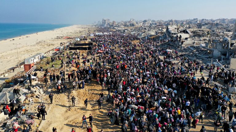 A drone view shows Palestinians, who were displaced to the south at Israel&#39;s order during the war, making their way on foot as they return to their homes in the northern Gaza, amid a ceasefire between Israel and Hamas, in Gaza City, January 27, 2025. REUTERS/Mahmoud Al-Basos