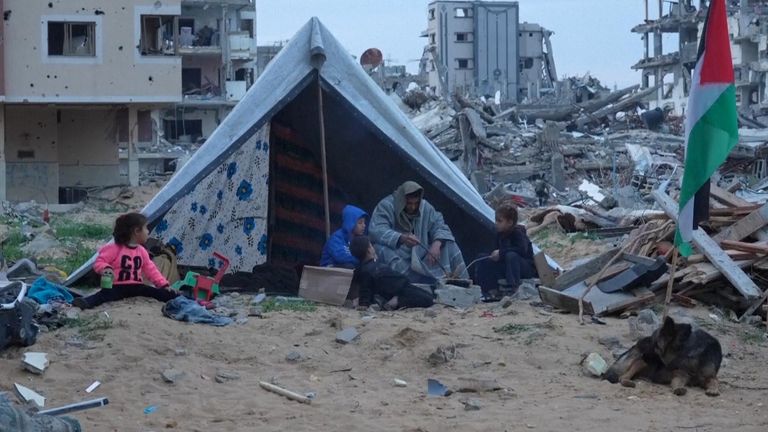 Displaced Palestinians continue to return to northern Gaza
