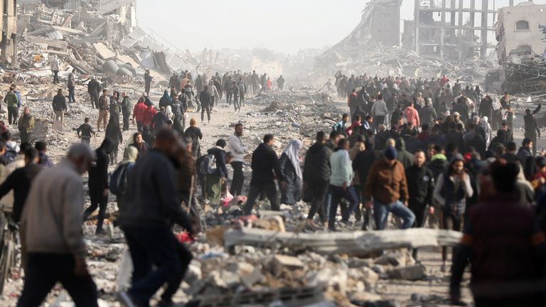 Displaced Palestinians walk past the rubble as they attempt to return to their homes, following a delay in the ceasefire between Israel and Hamas over the hostage list, in the northern Gaza Strip, January 19, 2025. REUTERS/Dawoud Abu Alkas TPX IMAGES OF THE DAY

