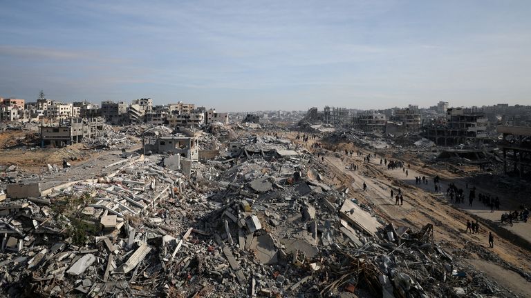 Displaced Palestinians walk past the rubble as they attempt to return to their homes, following a delay in the ceasefire between Israel and Hamas over the hostage list, in the northern Gaza Strip, January 19, 2025. REUTERS/Dawoud Abu Alkas

