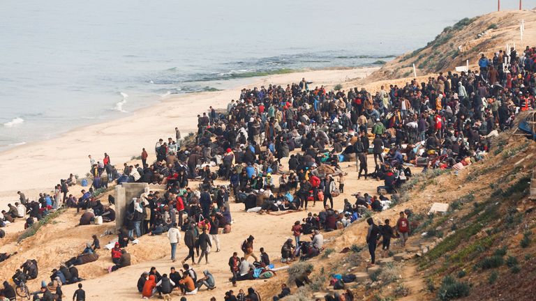 Palestinians wait to be allowed to return to their homes in northern Gaza after they were displaced to the south at Israel's order during the war, amid a ceasefire between Israel and Hamas, in the central Gaza Strip, January 26, 2025. REUTERS/Mohammed Salem