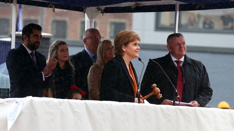 Pierwszy minister Nicola Sturgeon podczas ceremonii startowej dla skroplonego promu pasażerskiego gazu ziemnego MV Glen Sannox, pierwszego promu LNG w Wielkiej Brytanii, w Ferguson Marine Engineering w Port Glasgow.