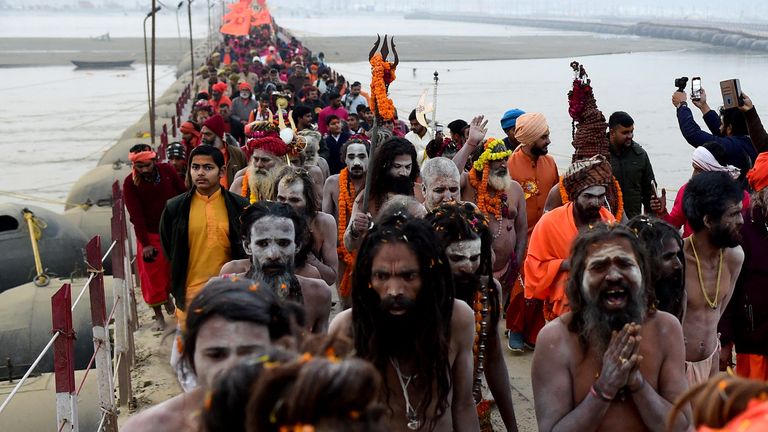 Naga Sadhus e devotos estão cruzando uma ponte flutuante enquanto vêm para o festival este ano. Imagem: Reuters/Ritesh Shukla