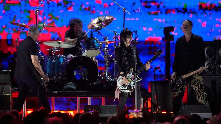 Joan Jett, 2nd  from right, performs with Pat Smear, from left, Dave Grohl, and Krist Novoselic of Nirvana during the FireAid payment  performance  connected  Thursday, Jan. 30, 2025, astatine  The Forum successful  Inglewood, Calif. (AP Photo/Chris Pizzello)