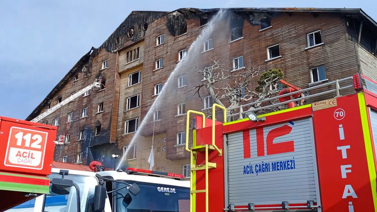 Firefighters work to extinguish a fire at a hotel in the ski resort of Kartalkaya in Bolu province, Turkey, January 21, 2025. REUTERS/Mert Ozkan

