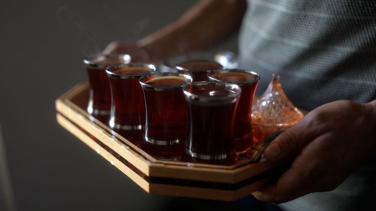 We ontmoeten elkaar die middag. De smokkelaar, *Karwan, komt opdagen met drie andere mannen, allemaal leden van zijn groep - hij houdt niet van het woord 