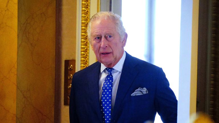 Król Charles III przed spotkaniem z przeżywcami ludobójstwa w Pałacu Buckingham w Londynie, na Marka Holokaustu. Data zdjęcia: piątek 27 stycznia 2023 r.