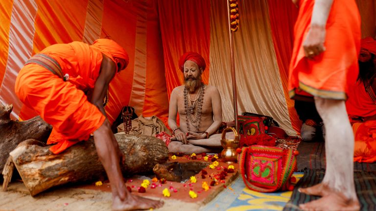 Homens santos antes do festival. Imagem: Reuters