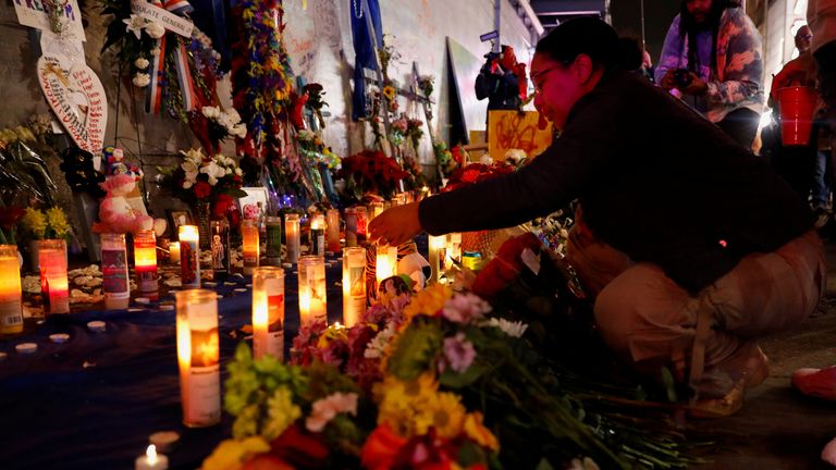 A woman pays her respects during a vigil for the people killed by a U.S. Army veteran who drove a truck into a crowd celebrating New Year's Day, in New Orleans, Louisiana, U.S., January 4, 2025. REUTERS/Octavio Jones