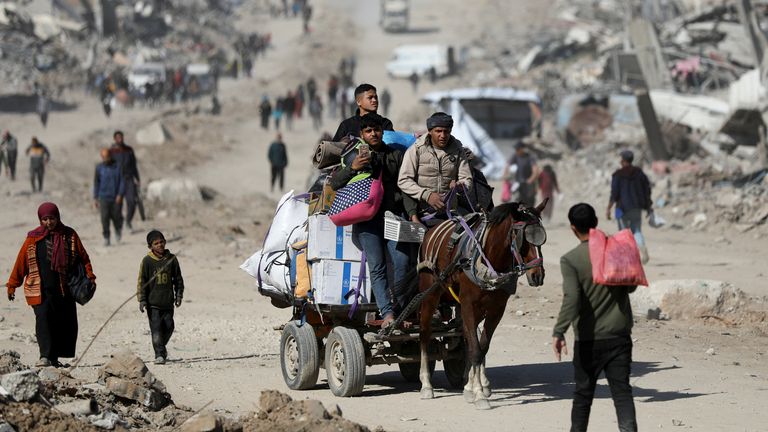 Palestinians make their way past the rubble of destroyed houses and buildings in Jabalia in the northern Gaza Strip, 21 January 2025. REUTERS/Dawoud Abu Alkas