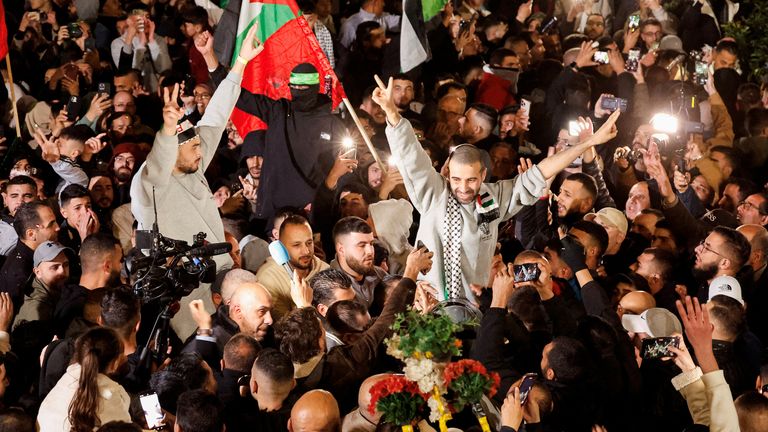 Freed Palestinian prisoners react, after being released from an Israeli jail as part of a hostages-prisoners swap and a ceasefire deal in Gaza between Hamas and Israel, in Ramallah, in the Israeli-occupied West Bank, January 30, 2025. REUTERS/Raneen Sawafta