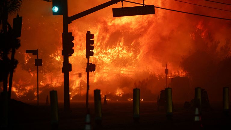 A signal light displays green on the Pacific Coast Highway as a wildfire burns in Pacific Palisades, west Los Angeles, January 7, 2025. REUTERS/Daniel Cole TPX IMAGES OF THE DAY

