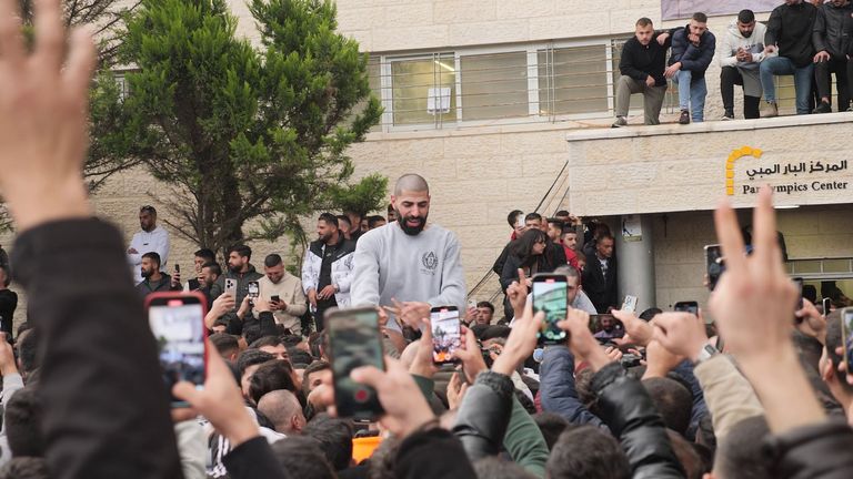 إطلاق سراح السجناء الفلسطينيين المحتجزين في إسرائيل وسط حشد كبير في رام الله