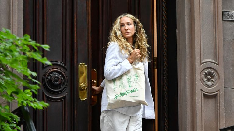 Photo by: NDZ/STAR MAX/IPx.2021.9/17/21.Sarah Jessica Parker filming on the set of 'And Just Like That' in the West Village of Manhattan in New York City.