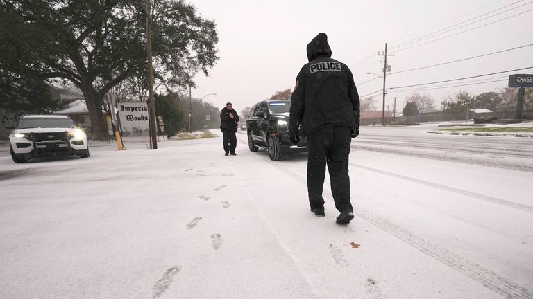 Harahan police respond to a building security alarm during a rare snowstorm in Harahan, La., a suburb of New Orleans.
Pic AP