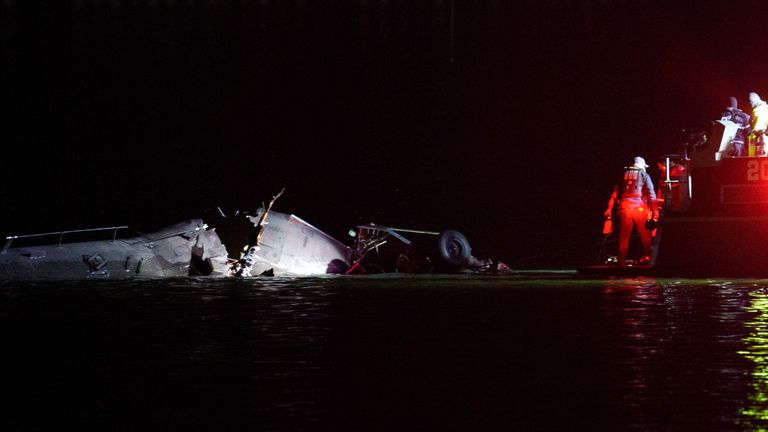 PIC: Andrew Harnik/Getty Arlington, Virgínia - 30 de janeiro: Equipes de resposta a emergências, incluindo Washington, DC Fire e EMS, Polícia de DC e outros, respondem à extensão de helicóptero no rio Potomac no Aeroporto de Ronald Reagan Washington no aeroporto de Washington, 30 de janeiro , Arkazton Virginia. Wichita colidiu com um helicóptero quando um voo da American Airlines do Kansas se aproximou do Aeroporto Nacional de Ronald Reagan. (Foto de Andrew Harnik/Getty Images)