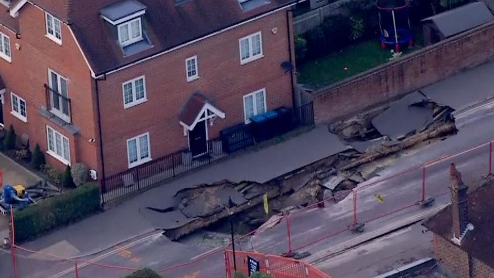 Major sinkhole prompts evacuations, road closures in Surrey