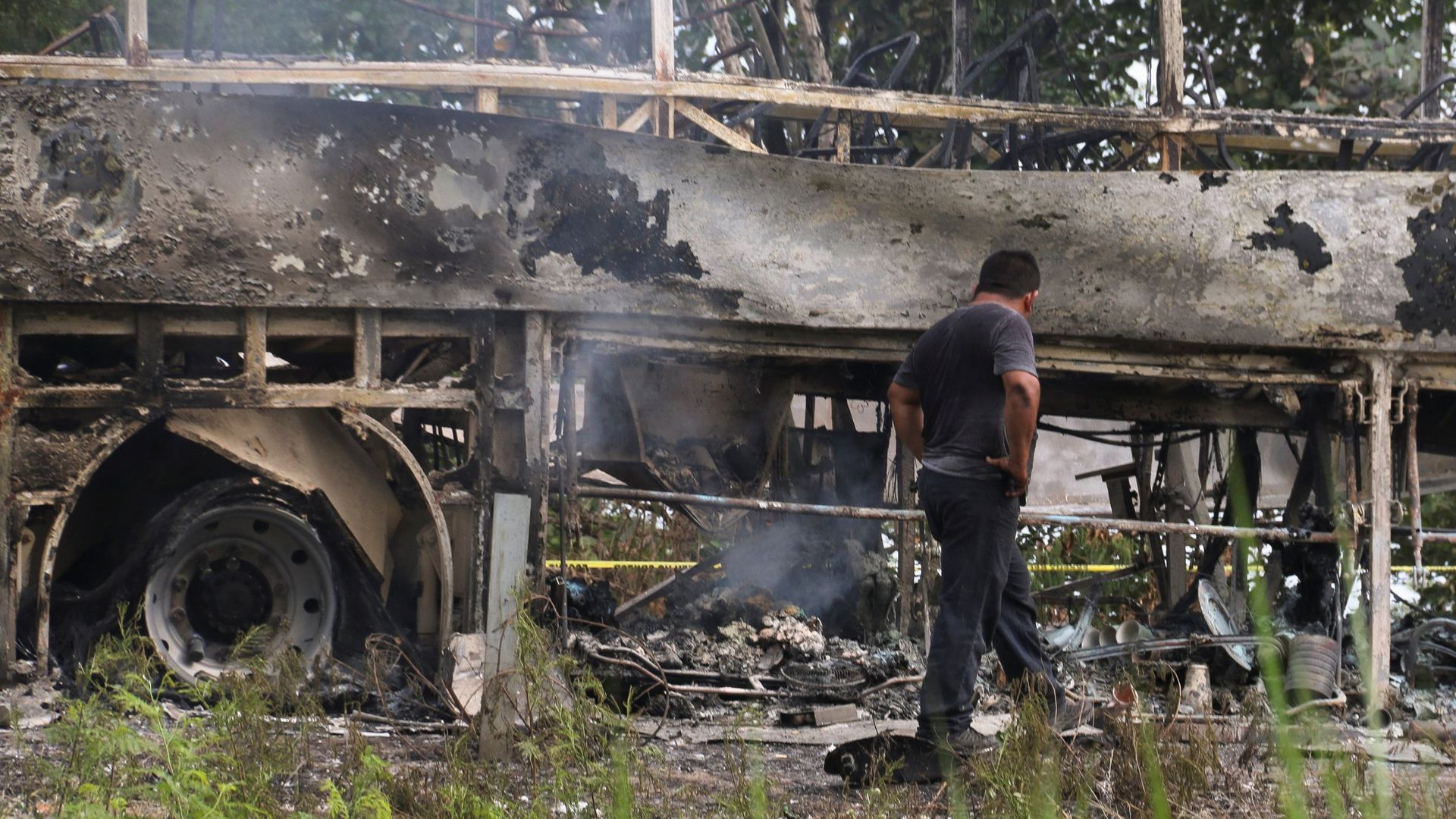 41 killed and bus completely burned out after collision with truck in Mexico