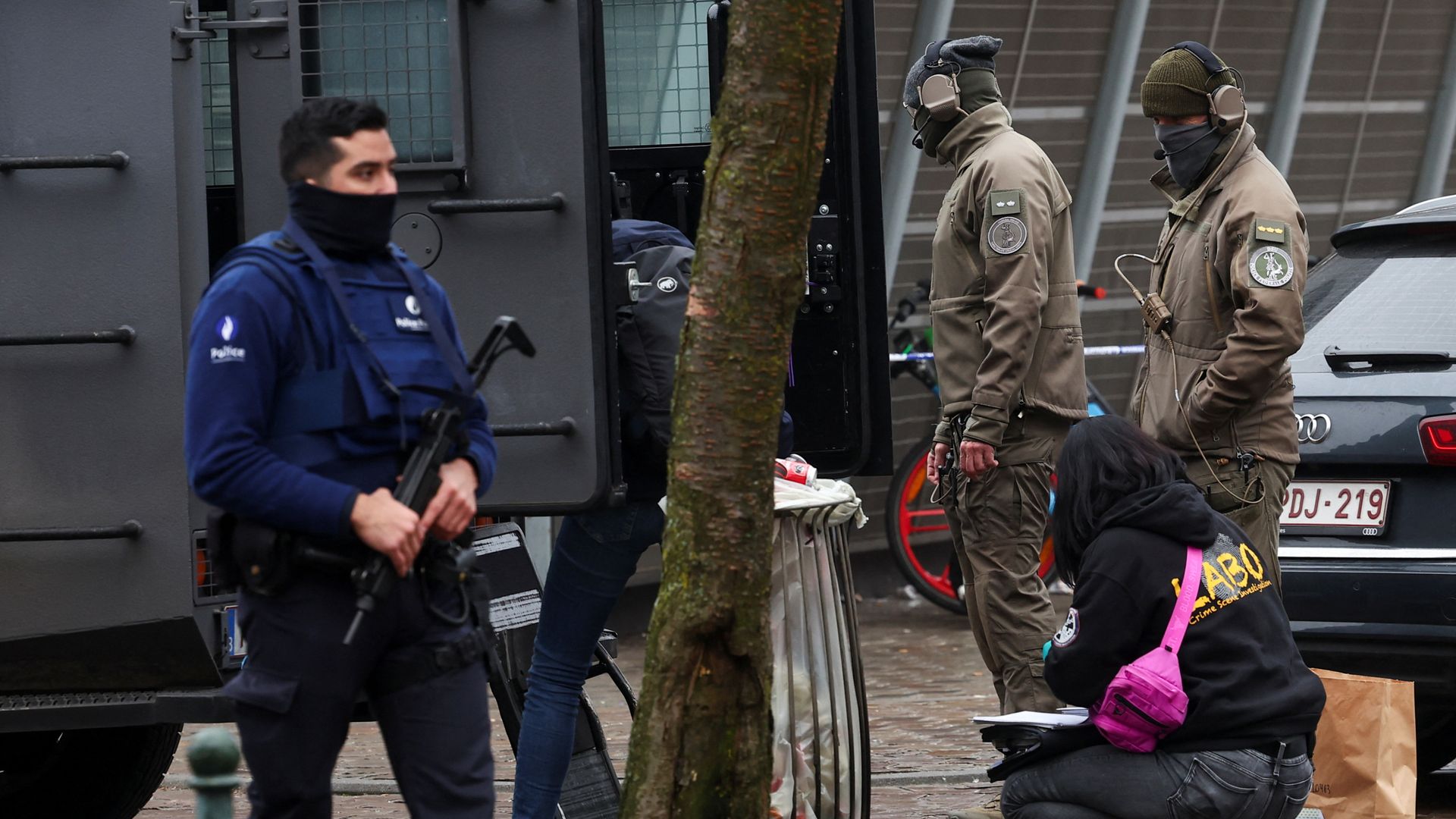 Manhunt after shooting at Brussels underground station