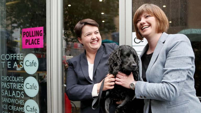 Szkocka konserwatywna przywódca Ruth Davidson (po lewej) przybywa wraz ze swoją partnerką Jen Wilson i jej psem, również zatytułowaną Wilson, aby oddać głos w wyborach parlamentarnych na stacji wyborczej w Cafe Comino w Edynburgu.