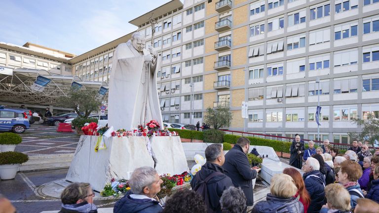 People pray for Pope Francis before the Agostino Gemelli Polyclinic, in Rome, Wednesday, February 26, 2025, where the Pontiff has been admitted to hospital since Friday, February 14 (AP Photo/Andrew Medichini)