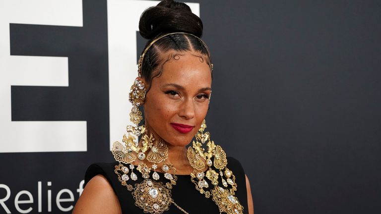 Working the accessories, Alicia Keys. Pic: AP