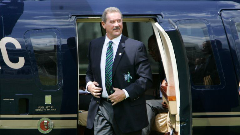 Allen Stanford wylądował na lordowi krykieta w swoim helikopterze w czerwcu 2008 roku. Zdjęcie: Reuters