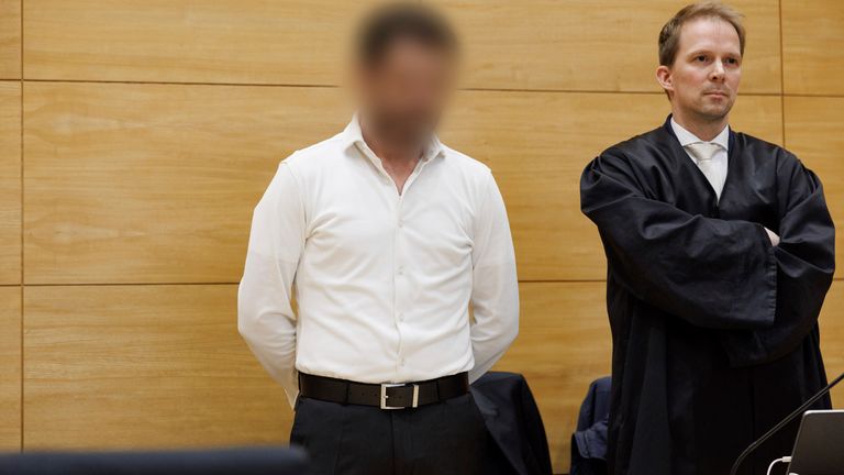 31 January 2025, North Rhine-Westphalia, Bielefeld: The defendant (l) stands next to his defense lawyer Tobias Diedrich in a courtroom at the start of the trial for the violent death of a former professional boxer. A 34-year-old man from Bielefeld is charged with murder. He is alleged to have fired 16 shots at Besar Nimani on March 9, 2024, together with an accomplice who is still being sought. The victim bled to death at the scene of the crime in front of a store in the pedestrian zone. Photo b