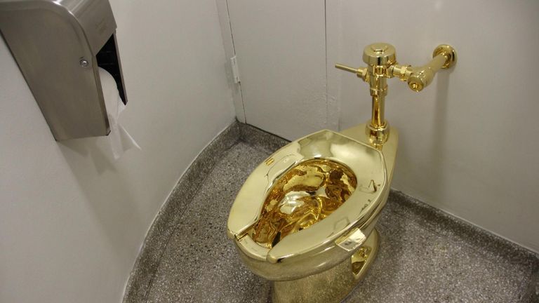 CCTV, Golden Tuvalet'in Blenheim Sarayı'ndan soyulduğunu gösteriyor