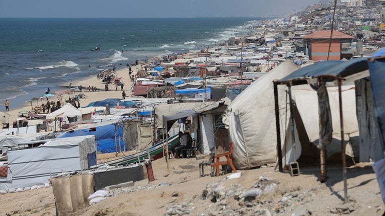 Displaced Palestinians shelter on a beach, amid Israel-Hamas conflict, in Deir Al-Balah in the central Gaza Strip, August 27, 2024. REUTERS/Ramadan Abed
