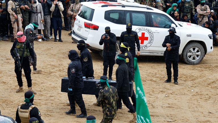 Palestinian militants carry a coffin on the day Hamas hands over deceased hostages Oded Lifschitz, Shiri Bibas and her two children Kfir and Ariel Bibas, seized during the deadly October 7, 2023 attack, to the Red Cross, as part of a ceasefire and hostages-prisoners swap deal between Hamas and Israel, in Khan Younis in the southern Gaza Strip February 20, 2025. REUTERS/Hatem Khaled