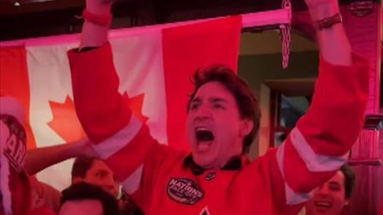 El primer ministro canadiense Justin Trudeau compartió un video celebrando cuando Canadá venció a los Estados Unidos en el campeonato de 4 naciones. Él escribió: 