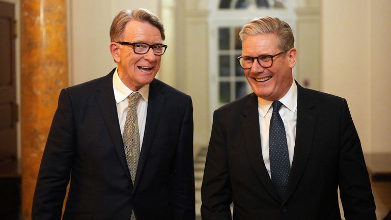 Starmer y Mandelson conversan en Washington en febrero. Foto: AP
