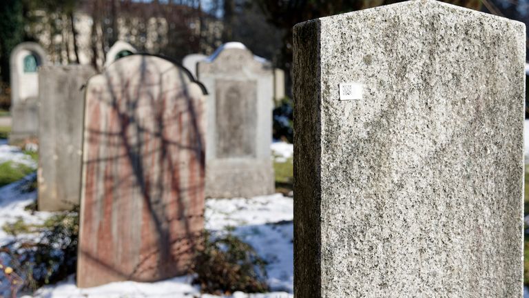 A QR code can be seen on the back of a gravestone. Pic: Tizian Gerbing/picture-alliance/dpa/AP


