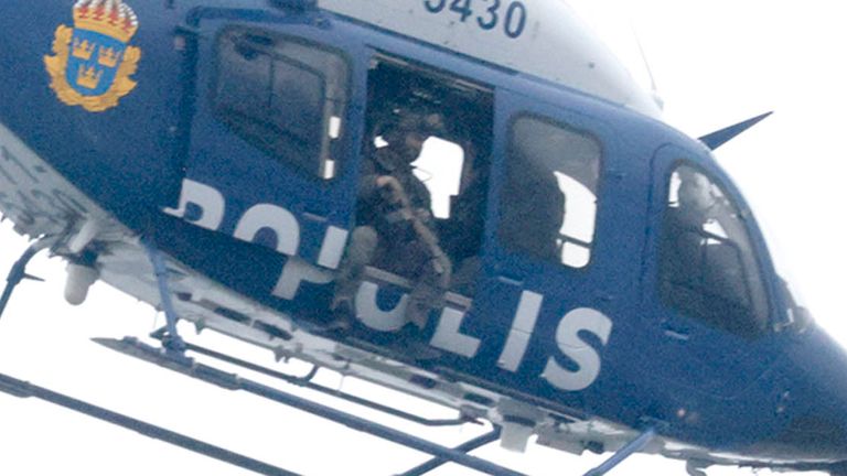 Um helicóptero na cena de tiro na escola Risbergska, em Orebro. Pic: Kicki Nilsson/TT News Agency/AP