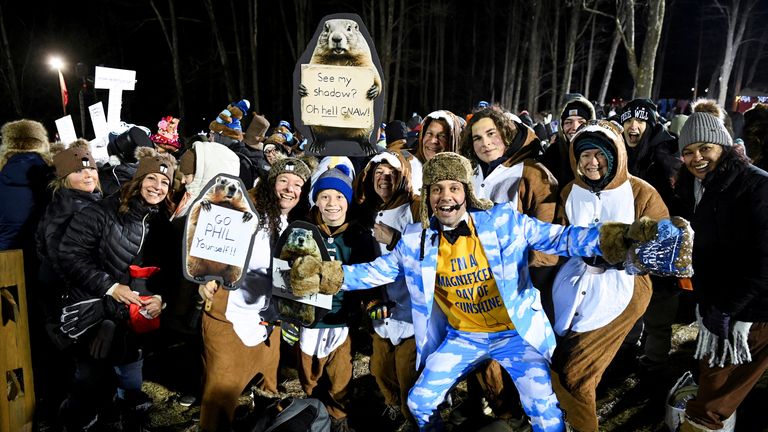 Ludzie pozują z wiceprezesem Wewnętrznego Kręgu Wewnętrznego Kręgu Dan McGinley, w dniu, w którym Punxsutawney Phil przewiduje, jak długa zima będzie trwała podczas uroczystości w Dniu Święta, na pokrętło Gobblera w Punxsutawney, Pennsylvania, USA /Alan Freed
