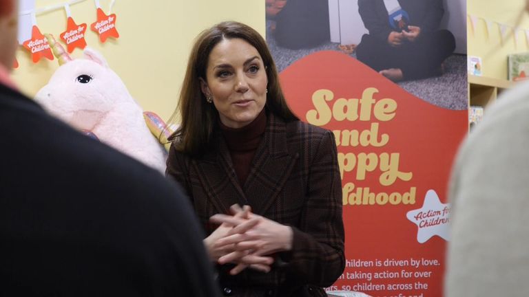 La princesa de Gales visitó una unidad de madre y bebé en la prisión de Styal que ofrece un lugar para madres nuevas y expectativas que cumplían una sentencia de prisión o en prisión preventiva.